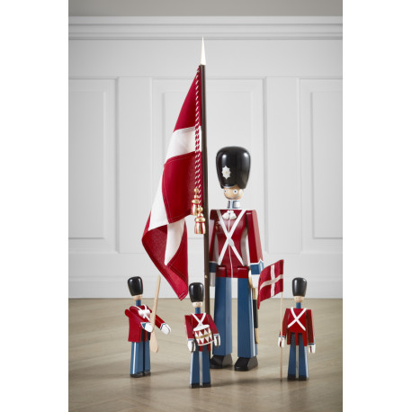 KAY BOJESEN - FANEBÆRER MED FLAG I TEKSTIL - TRÆFIGUR I MALET BØG