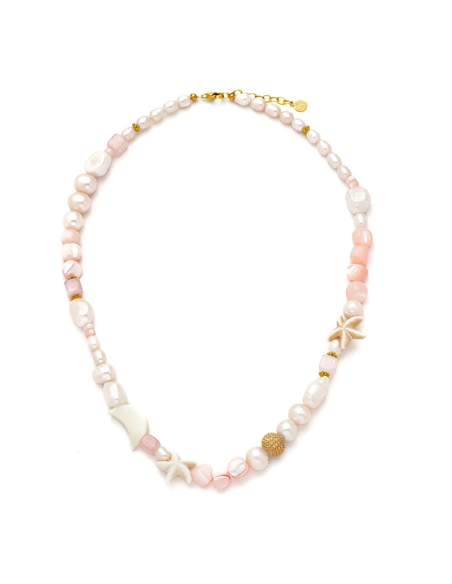 Sistie | Kora halskæde med rosa sten og perler, ferskvandsperler, søstjerner og forgyldt detaljer Sistie | Kora halskæde med rosa sten og perler, ferskvandsperler, søstjerner og forgyldt detaljer