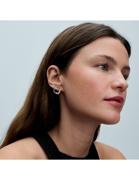 Pandora | Ørestikker med organisk formede cirkler og behandlede ferskvandskulturperler Pandora | Ørestikker med organisk formede cirkler og behandlede ferskvandskulturperler