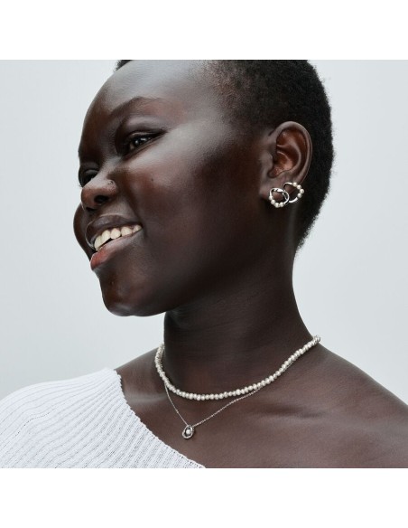 Pandora | Ørestikker med organisk formede cirkler og behandlede ferskvandskulturperler Pandora | Ørestikker med organisk formede cirkler og behandlede ferskvandskulturperler