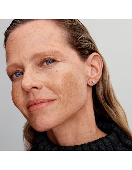 Pandora Funklende Lille Sløjfe Ørestikker i sterlingsølv med facetterede sten. Pandora Funklende Lille Sløjfe Ørestikker i sterlingsølv med facetterede sten.