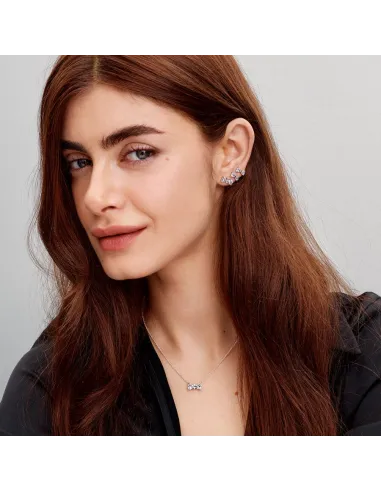 Pandora Funklende Lille Sløjfe Ørestikker i sterlingsølv med facetterede sten.