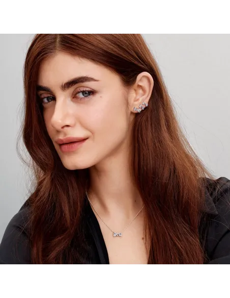 Pandora Funklende Lille Sløjfe Ørestikker i sterlingsølv med facetterede sten. Pandora Funklende Lille Sløjfe Ørestikker i sterlingsølv med facetterede sten.