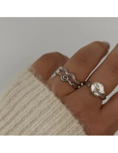 Lorien Ring – unik ring med ferskvandsperle og bølget design fra Tides.