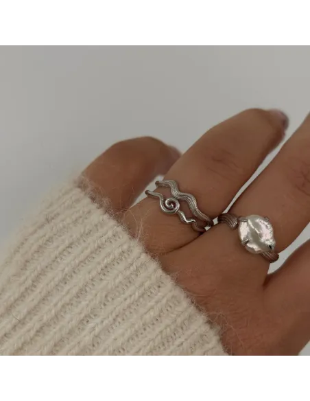 Lorien Ring – unik ring med ferskvandsperle og bølget design fra Tides.