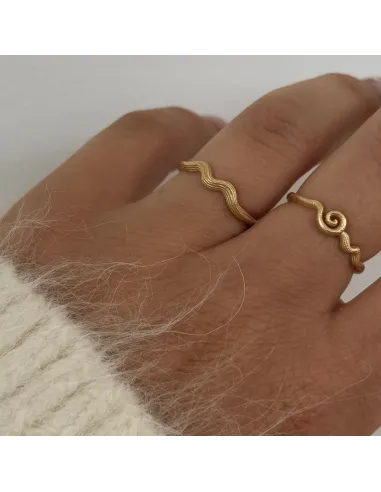 Naya Ring – elegant, justerbar ring med bølget design fra Tides kollektionen.