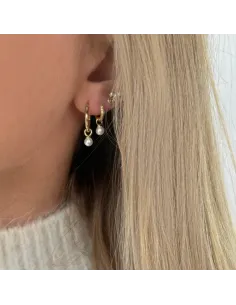 Alora Earrings – bølget design med skalperle, inspireret af havets skønhed. 2