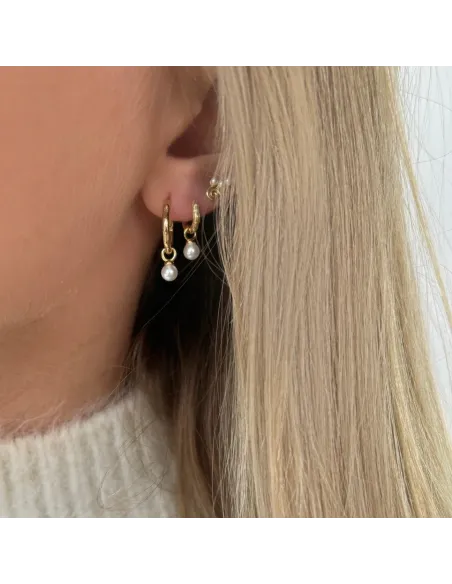 Alora Earrings – bølget design med skalperle, inspireret af havets skønhed.