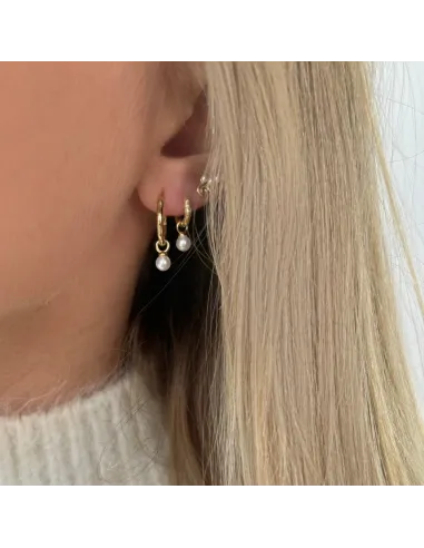 Asteria Earrings – klik-creoler med bølget struktur og skalperle, tidløs stil.