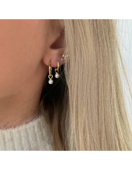 Asteria Earrings – klik-creoler med bølget struktur og skalperle, tidløs stil. Asteria Earrings – klik-creoler med bølget struktur og skalperle, tidløs stil.