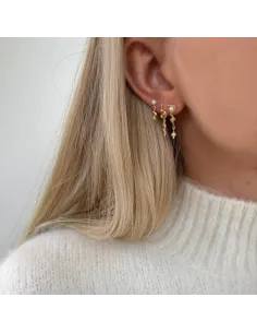 Drema Earrings – ørestikker med skalperler og bølgestruktur fra Tides. 2