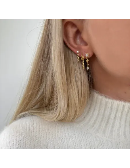 Drema Earrings – ørestikker med skalperler og bølgestruktur fra Tides. Drema Earrings – ørestikker med skalperler og bølgestruktur fra Tides.