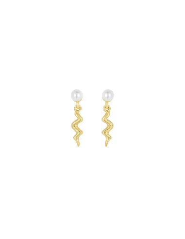 Anisha Earrings – elegante ørestikker med bølgende vedhæng og skalperle.