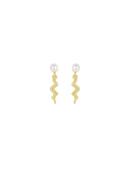 Anisha Earrings – elegante ørestikker med bølgende vedhæng og skalperle. Anisha Earrings – elegante ørestikker med bølgende vedhæng og skalperle.