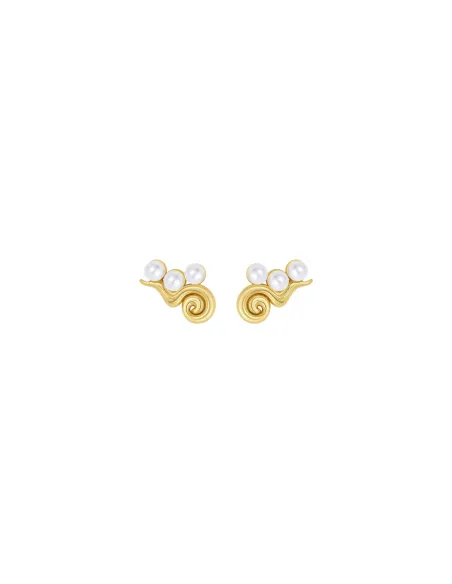 Sidra Petite Studs – små ørestikker med tre skalperler fra Tides kollektionen. Sidra Petite Studs – små ørestikker med tre skalperler fra Tides kollektionen.