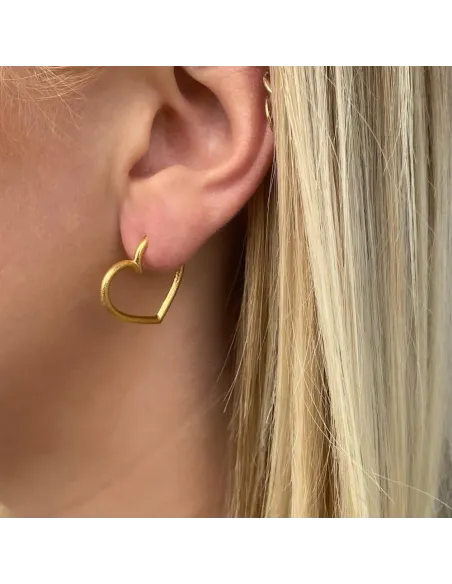 Heiring Heart Creol – romantiske creoler med hjertevedhæng, tidløs stil." Heiring Heart Creol – romantiske creoler med hjertevedhæng, tidløs stil."