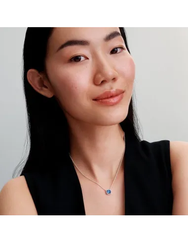 Funklende Firkantet Blå Halo Halskæde med Vedhæng – med blå krystal og pavé