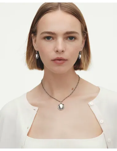 Fremstillet i oxideret sterlingsølv, giver øreringene en dyb, karakteristisk patina