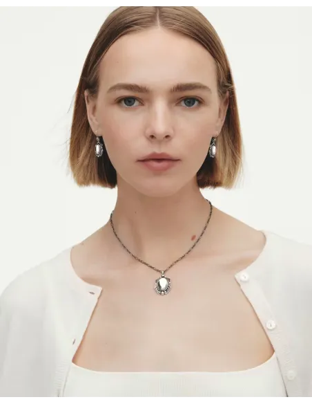 Fremstillet i oxideret sterlingsølv, giver øreringene en dyb, karakteristisk patina Fremstillet i oxideret sterlingsølv, giver øreringene en dyb, karakteristisk patina