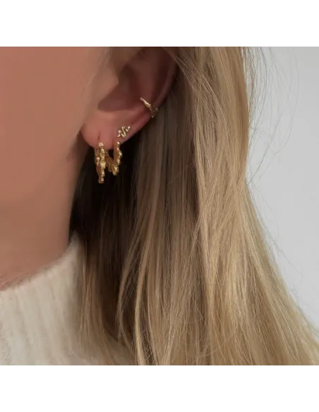 Nagaina Øreringe rå tekstureret design inspireret af naturens vilde elementer. Nagaina Øreringe rå tekstureret design inspireret af naturens vilde elementer.