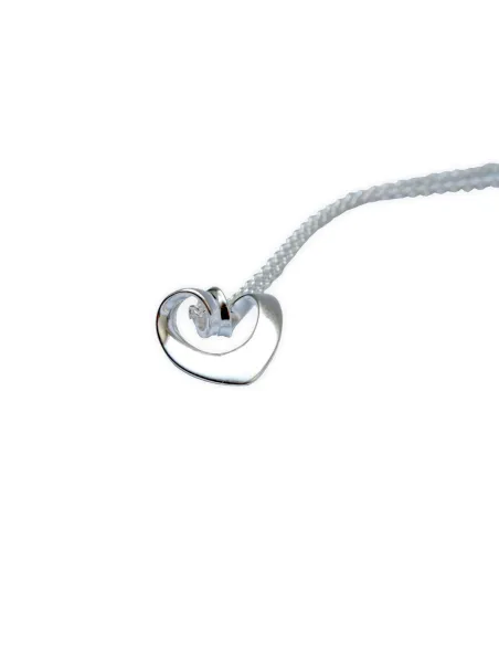 2025 HEART Vedhænget fra Georg Jensen er et elegant og tidløst smykke. 2025 HEART Vedhænget fra Georg Jensen er et elegant og tidløst smykke.