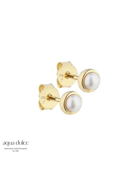 Ørestikker med 3 mm. hvide ferskvandsperler i bezel fatning.