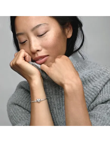 Pandora slangekædearmbånd med nordstjernelås i sterlingsølv og zirkoner. Pandora slangekædearmbånd med nordstjernelås i sterlingsølv og zirkoner.