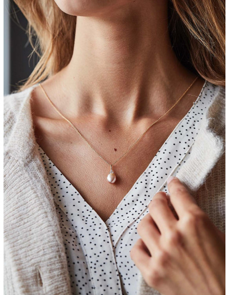 RO COPENHAGEN - FRYD PINK PERLEVEDHÆNG S på model RO COPENHAGEN - FRYD PINK PERLEVEDHÆNG S på model