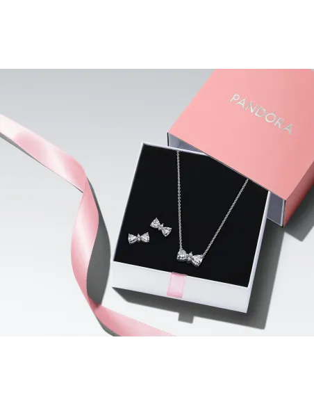 Pandora funklende sløjfe halskæde i sterlingsølv med kubiske zirkoner. Pandora funklende sløjfe halskæde i sterlingsølv med kubiske zirkoner.