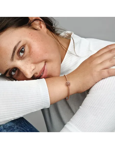 Funklende Krydsende Stjerne Charm – Sterlingsølv og 14 kt. guldbelægning med pavé Funklende Krydsende Stjerne Charm – Sterlingsølv og 14 kt. guldbelægning med pavé