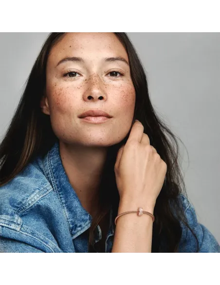 Funklende Krydsende Stjerne Charm – Sterlingsølv og 14 kt. guldbelægning med pavé Funklende Krydsende Stjerne Charm – Sterlingsølv og 14 kt. guldbelægning med pavé