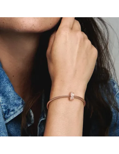 Funklende Krydsende Stjerne Charm – Sterlingsølv og 14 kt. guldbelægning med pavé