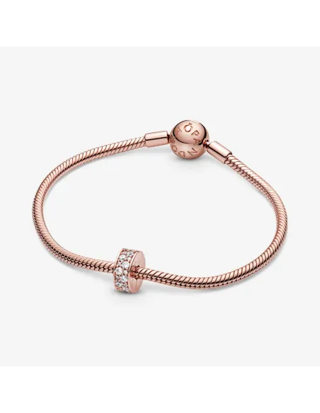 Funklende Krydsende Stjerne Charm – Sterlingsølv og 14 kt. guldbelægning med pavé Funklende Krydsende Stjerne Charm – Sterlingsølv og 14 kt. guldbelægning med pavé