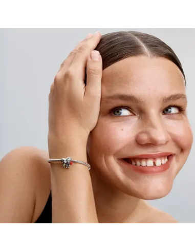 Pandora Lysende Engel Charm i sterlingsølv med funklende sten og stjernevedhæng.