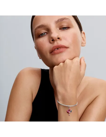 Pandora Lysende Engel Charm i sterlingsølv med funklende sten og stjernevedhæng. Pandora Lysende Engel Charm i sterlingsølv med funklende sten og stjernevedhæng.