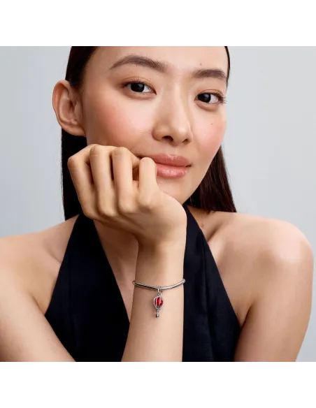 Pandora Lysende Engel Charm i sterlingsølv med funklende sten og stjernevedhæng. Pandora Lysende Engel Charm i sterlingsølv med funklende sten og stjernevedhæng.