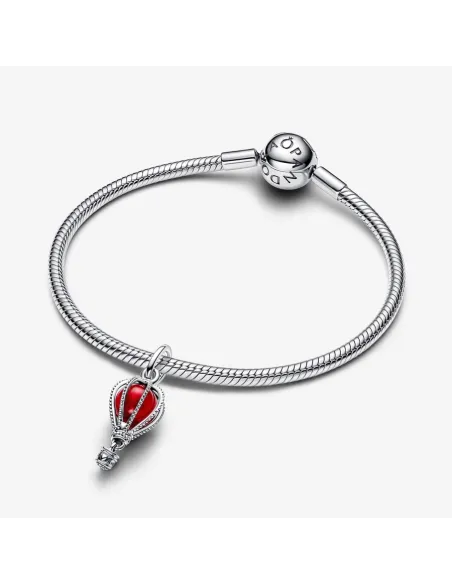 Pandora Lysende Engel Charm i sterlingsølv med funklende sten og stjernevedhæng. Pandora Lysende Engel Charm i sterlingsølv med funklende sten og stjernevedhæng.