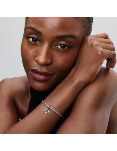 Pandora Lysende Engel Charm i sterlingsølv med funklende sten og stjernevedhæng.