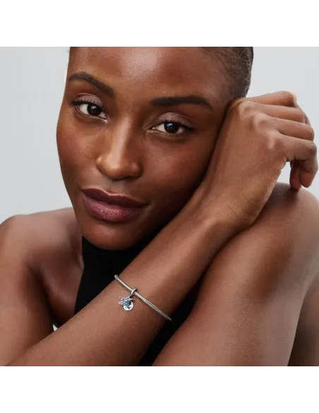 Pandora Lysende Engel Charm i sterlingsølv med funklende sten og stjernevedhæng. Pandora Lysende Engel Charm i sterlingsølv med funklende sten og stjernevedhæng.