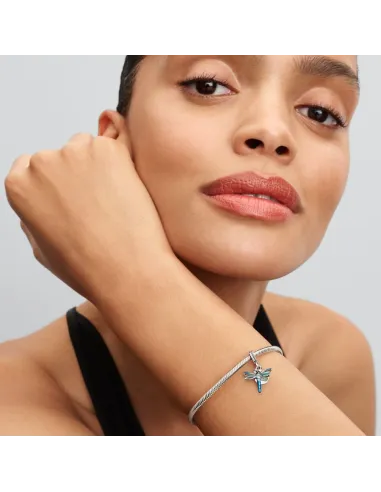 Pandora Lysende Engel Charm i sterlingsølv med funklende sten og stjernevedhæng.