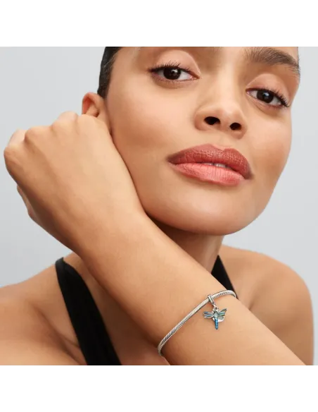 Pandora Lysende Engel Charm i sterlingsølv med funklende sten og stjernevedhæng.