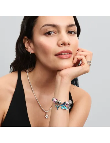 Pandora Lysende Engel Charm i sterlingsølv med funklende sten og stjernevedhæng.