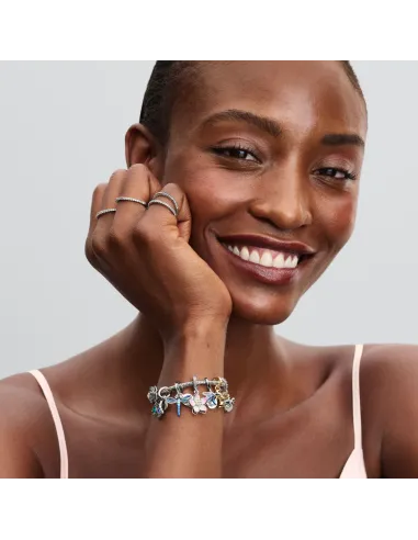 Pandora Lysende Engel Charm i sterlingsølv med funklende sten og stjernevedhæng.