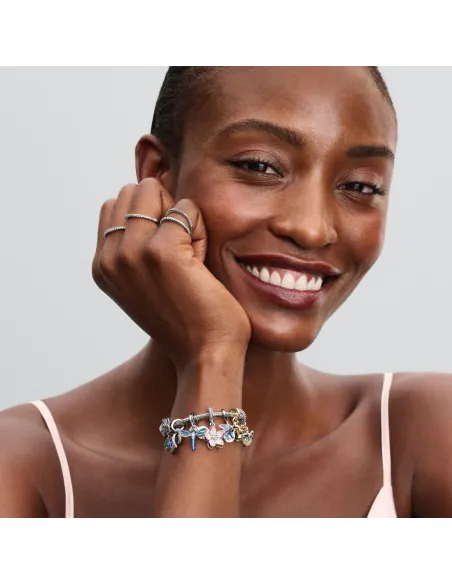 Pandora Lysende Engel Charm i sterlingsølv med funklende sten og stjernevedhæng.