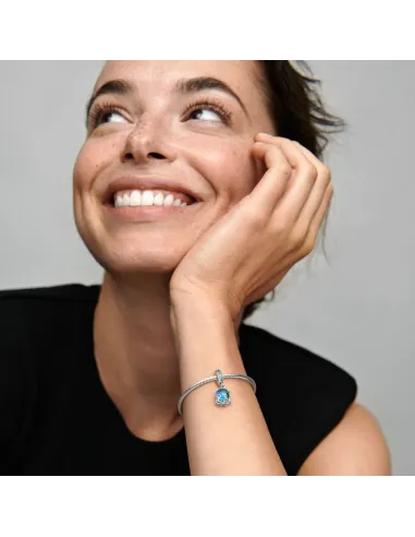 Pandora Lysende Engel Charm i sterlingsølv med funklende sten og stjernevedhæng.