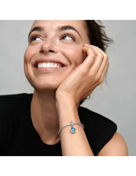 Pandora Lysende Engel Charm i sterlingsølv med funklende sten og stjernevedhæng. Pandora Lysende Engel Charm i sterlingsølv med funklende sten og stjernevedhæng.