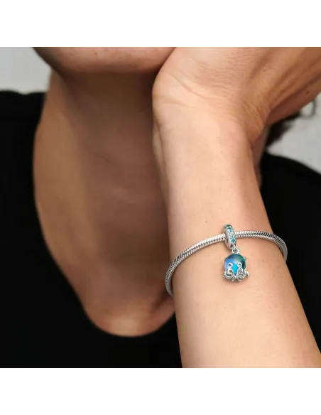 Pandora Lysende Engel Charm i sterlingsølv med funklende sten og stjernevedhæng. Pandora Lysende Engel Charm i sterlingsølv med funklende sten og stjernevedhæng.
