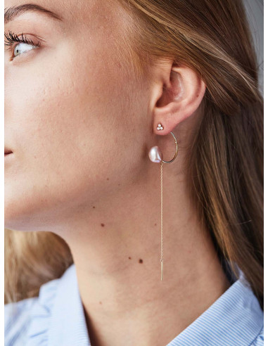 RO COPENHAGEN - FRYD PINK KÆDE PERLE VEDHÆNG TIL ØRESTIK på model