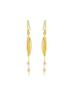 SUSANNE FRIIS BJØRNER | Guldbelagt sølvkrogsørering med bøjet børstet blad, kæde og ferskenfarvet månesten