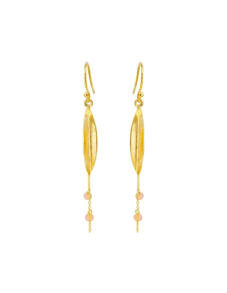 SUSANNE FRIIS BJØRNER | Guldbelagt sølvkrogsørering med bøjet børstet blad, kæde og ferskenfarvet månesten SUSANNE FRIIS BJØRNER | Guldbelagt sølvkrogsørering med bøjet børstet blad, kæde og ferskenfarvet månesten